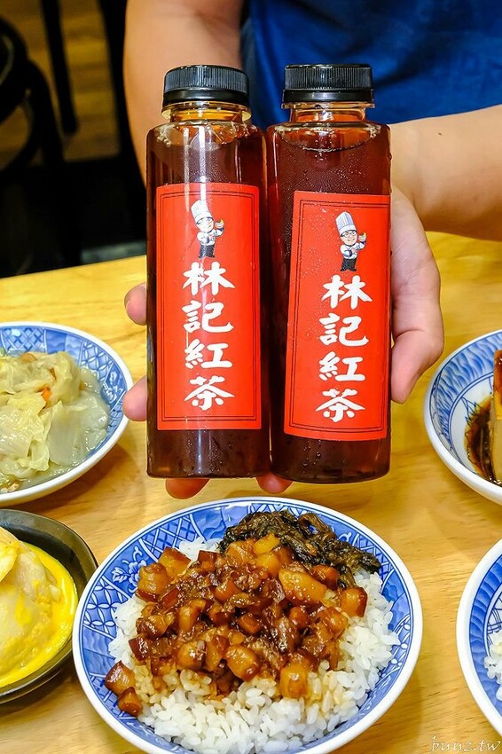 手切滷肉飯油亮香甜，林記飯館招牌滷肉飯有肥有瘦可選，古早味雞腿飯搭燉湯好滋味！