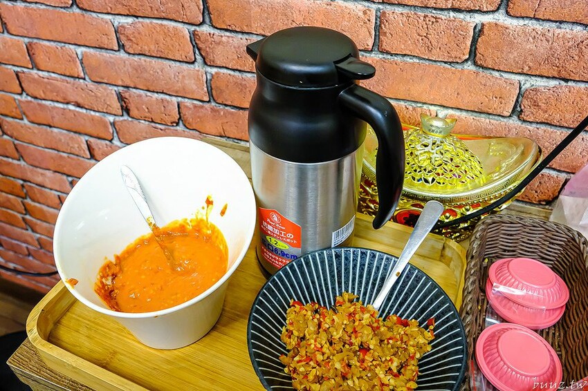 手切滷肉飯油亮香甜，林記飯館招牌滷肉飯有肥有瘦可選，古早味雞腿飯搭燉湯好滋味！