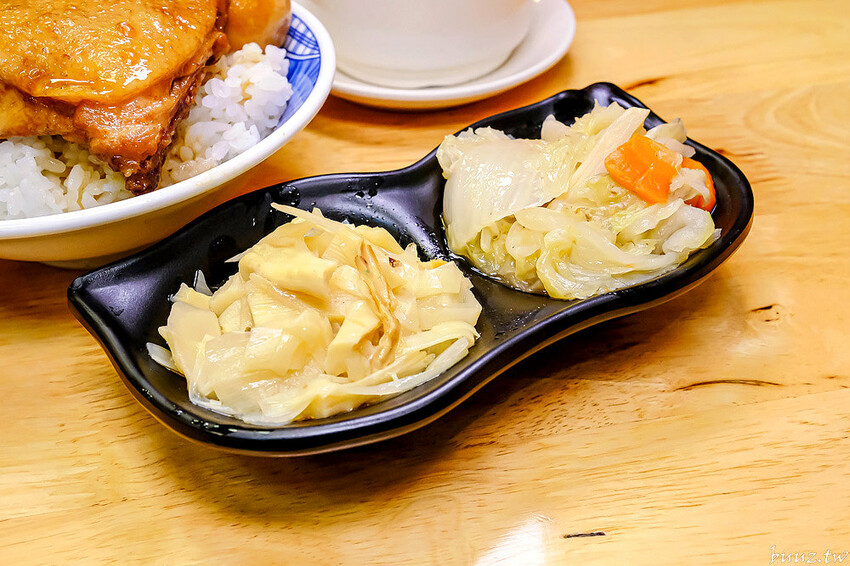 手切滷肉飯油亮香甜，林記飯館招牌滷肉飯有肥有瘦可選，古早味雞腿飯搭燉湯好滋味！