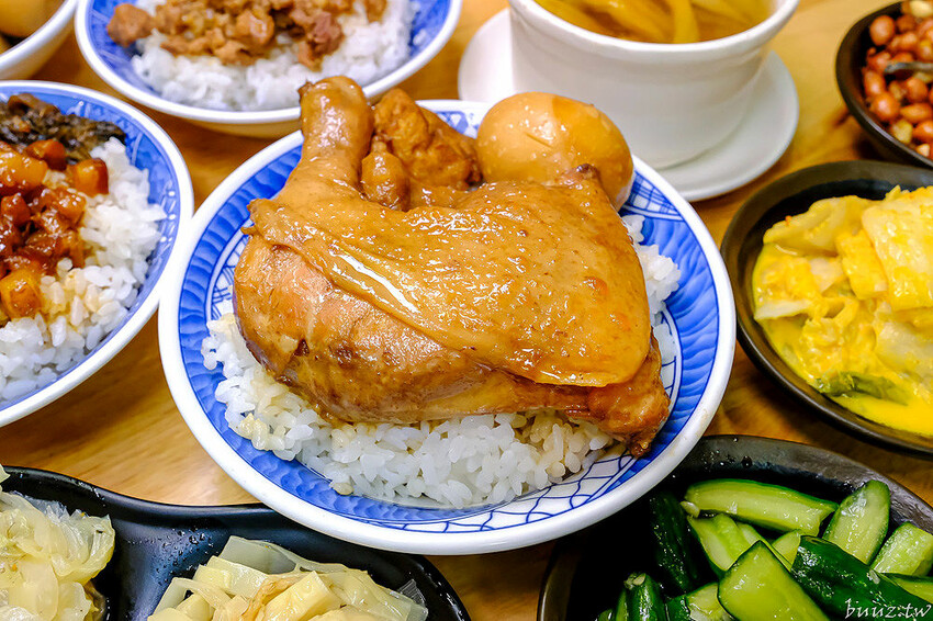 手切滷肉飯油亮香甜，林記飯館招牌滷肉飯有肥有瘦可選，古早味雞腿飯搭燉湯好滋味！