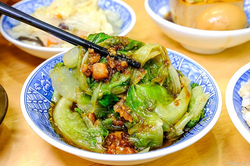 手切滷肉飯油亮香甜，林記飯館招牌滷肉飯有肥有瘦可選，古早味雞腿飯搭燉湯好滋味！