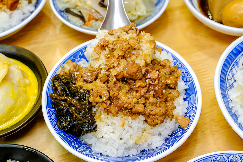 手切滷肉飯油亮香甜，林記飯館招牌滷肉飯有肥有瘦可選，古早味雞腿飯搭燉湯好滋味！