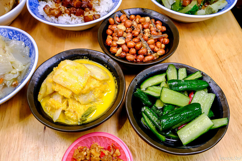 手切滷肉飯油亮香甜，林記飯館招牌滷肉飯有肥有瘦可選，古早味雞腿飯搭燉湯好滋味！