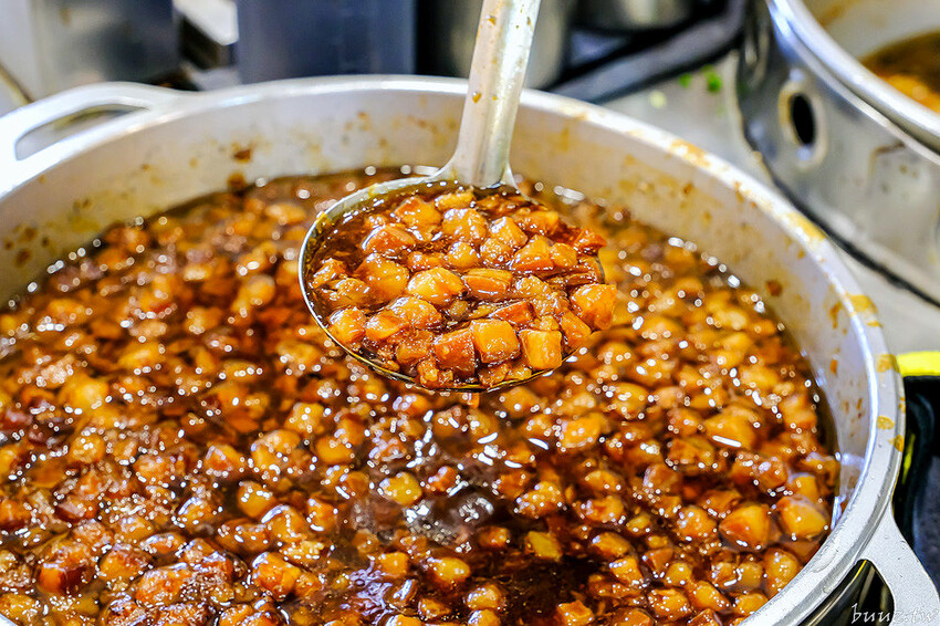 手切滷肉飯油亮香甜，林記飯館招牌滷肉飯有肥有瘦可選，古早味雞腿飯搭燉湯好滋味！