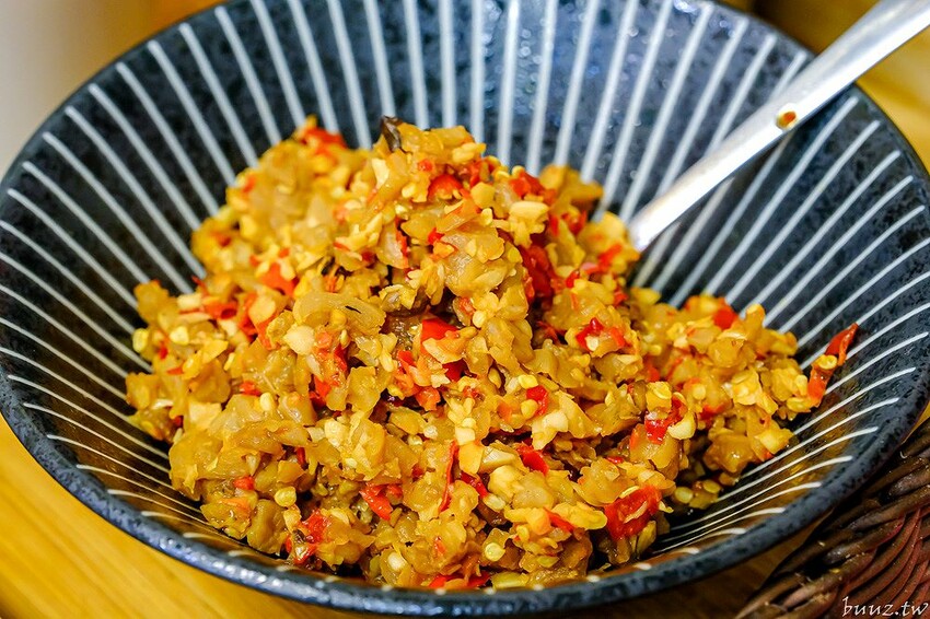 手切滷肉飯油亮香甜，林記飯館招牌滷肉飯有肥有瘦可選，古早味雞腿飯搭燉湯好滋味！