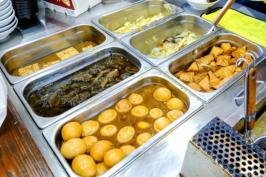 手切滷肉飯油亮香甜，林記飯館招牌滷肉飯有肥有瘦可選，古早味雞腿飯搭燉湯好滋味！