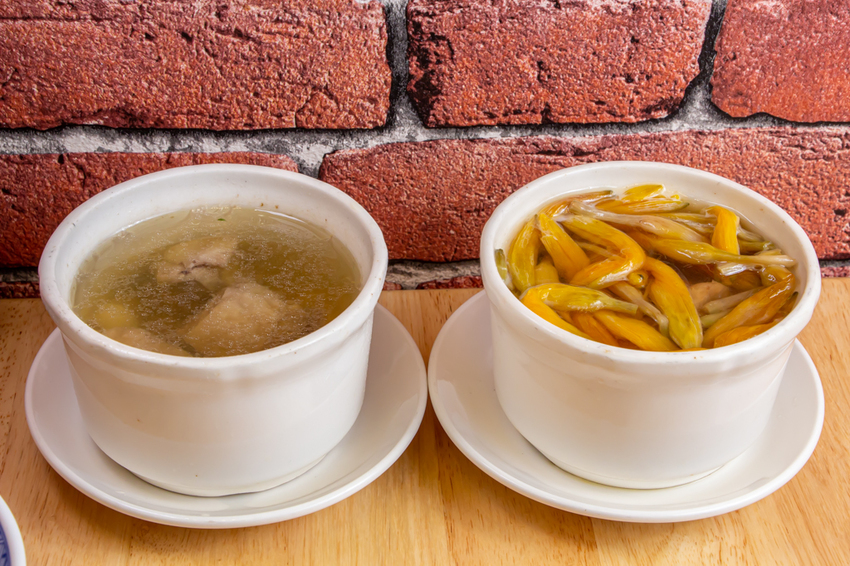 台中大里,益民路上的人氣銅板美食-林記飯館~美味雞湯只要50元。 - 微笑Joe幸運