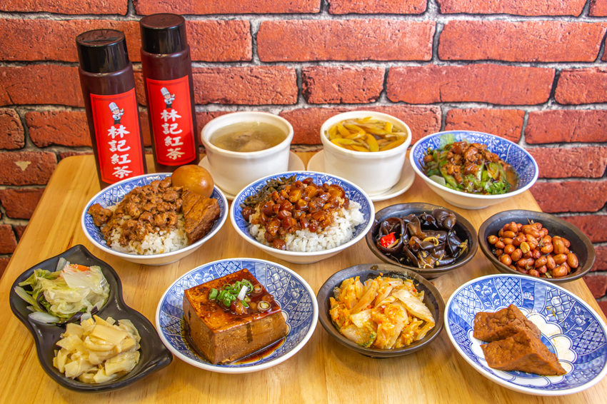 台中大里,益民路上的人氣銅板美食-林記飯館~美味雞湯只要50元。 - 微笑Joe幸運