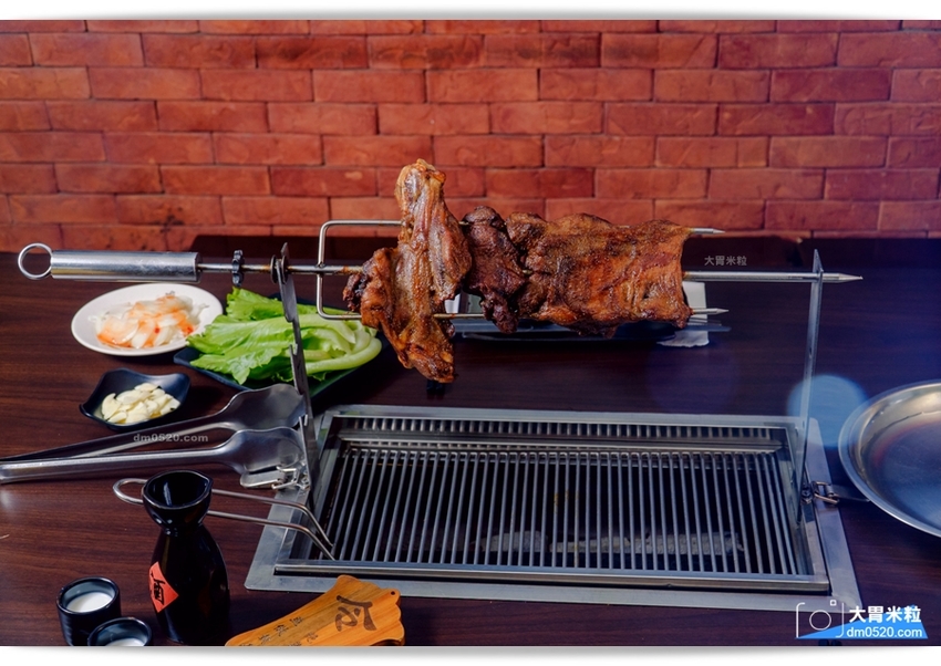 台北長安東路人氣烤羊腿,碳花台北,蒙古碳烤羊腿x酸白菜火鍋x羊奶酒x台式熱炒,享受粗曠霸氣蒙古大漠風情！台北長安東路美食推薦,台北長安東路燒烤推薦, - 大胃米粒 DAVID & MILLY