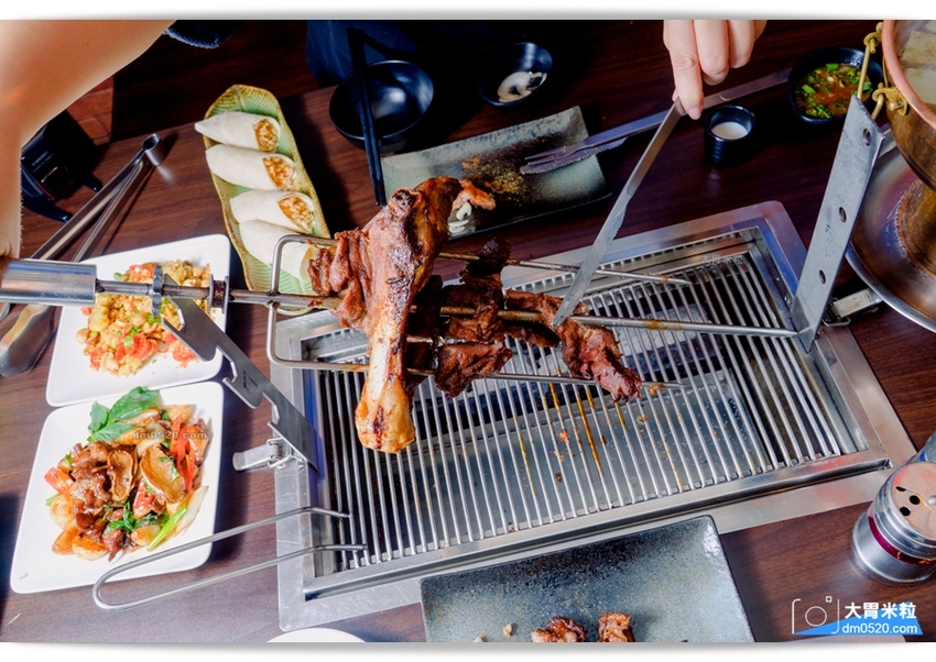 台北長安東路人氣烤羊腿,碳花台北,蒙古碳烤羊腿x酸白菜火鍋x羊奶酒x台式熱炒,享受粗曠霸氣蒙古大漠風情！台北長安東路美食推薦,台北長安東路燒烤推薦, - 大胃米粒 DAVID & MILLY