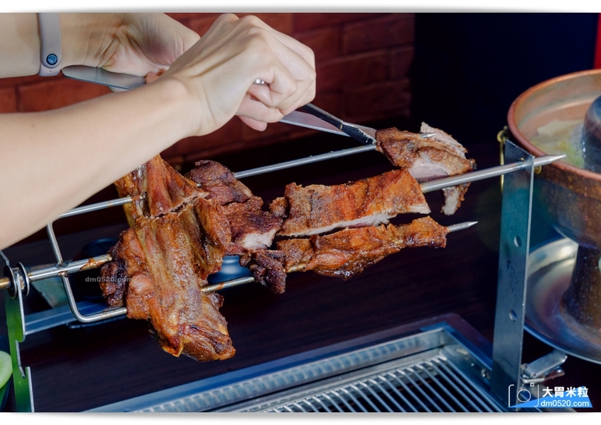 台北長安東路人氣烤羊腿,碳花台北,蒙古碳烤羊腿x酸白菜火鍋x羊奶酒x台式熱炒,享受粗曠霸氣蒙古大漠風情！台北長安東路美食推薦,台北長安東路燒烤推薦, - 大胃米粒 DAVID & MILLY