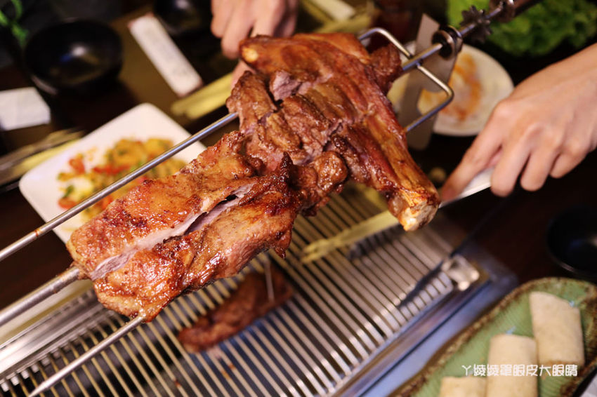 台北松江南京美食推薦碳花台北！霸氣烤羊腿和羊奶酒、酸菜白肉鍋、熱炒串烤，蒙古傳統帽飾任你拍