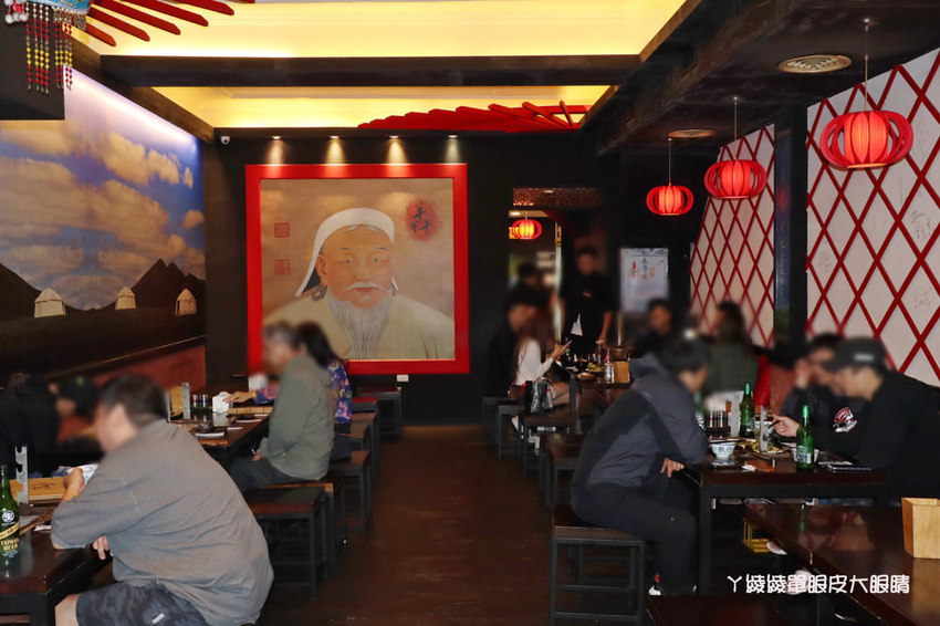 台北松江南京美食推薦碳花台北！霸氣烤羊腿和羊奶酒、酸菜白肉鍋、熱炒串烤，蒙古傳統帽飾任你拍