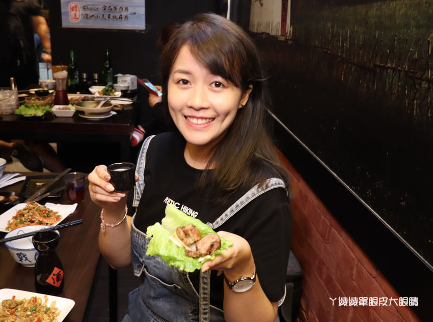 台北松江南京美食推薦碳花台北！霸氣烤羊腿和羊奶酒、酸菜白肉鍋、熱炒串烤，蒙古傳統帽飾任你拍