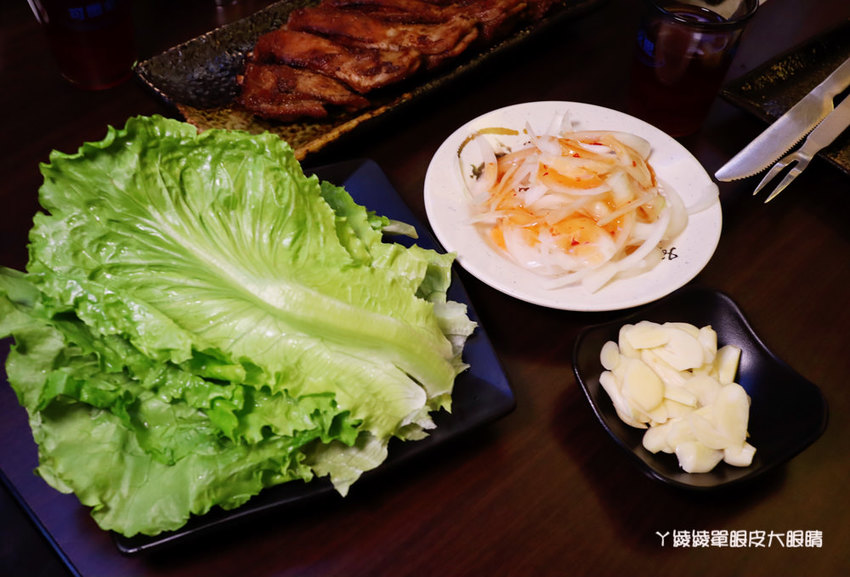台北松江南京美食推薦碳花台北!霸氣烤羊腿和羊奶酒、酸菜白肉鍋、熱炒串烤,蒙古傳統帽飾任你拍