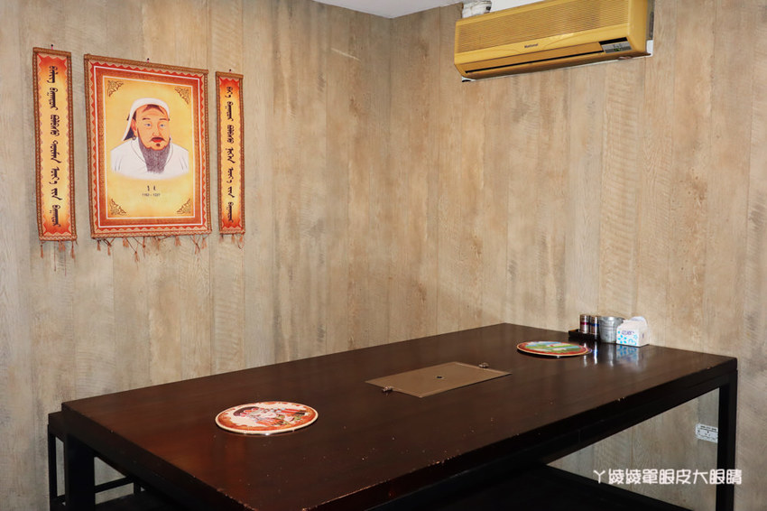 台北松江南京美食推薦碳花台北!霸氣烤羊腿和羊奶酒、酸菜白肉鍋、熱炒串烤,蒙古傳統帽飾任你拍