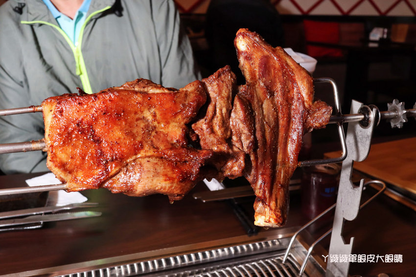 台北松江南京美食推薦碳花台北!霸氣烤羊腿和羊奶酒、酸菜白肉鍋、熱炒串烤,蒙古傳統帽飾任你拍