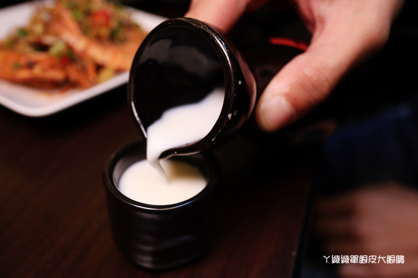 台北松江南京美食推薦碳花台北！霸氣烤羊腿和羊奶酒、酸菜白肉鍋、熱炒串烤，蒙古傳統帽飾任你拍