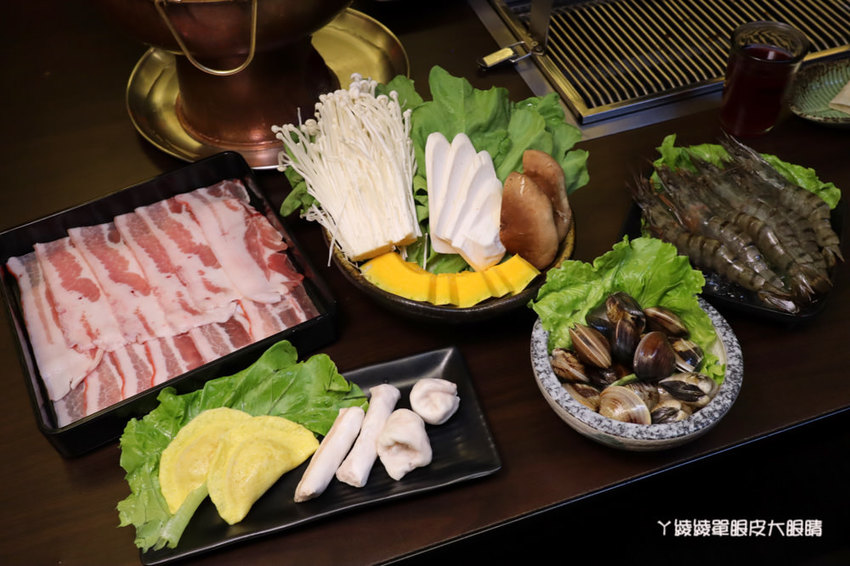 台北松江南京美食推薦碳花台北!霸氣烤羊腿和羊奶酒、酸菜白肉鍋、熱炒串烤,蒙古傳統帽飾任你拍