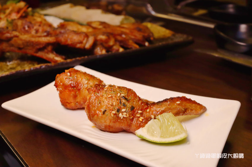 台北松江南京美食推薦碳花台北!霸氣烤羊腿和羊奶酒、酸菜白肉鍋、熱炒串烤,蒙古傳統帽飾任你拍