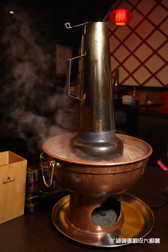 台北松江南京美食推薦碳花台北！霸氣烤羊腿和羊奶酒、酸菜白肉鍋、熱炒串烤，蒙古傳統帽飾任你拍