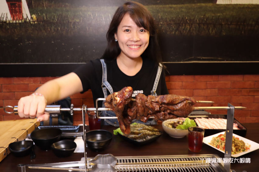台北松江南京美食推薦碳花台北！霸氣烤羊腿和羊奶酒、酸菜白肉鍋、熱炒串烤，蒙古傳統帽飾任你拍