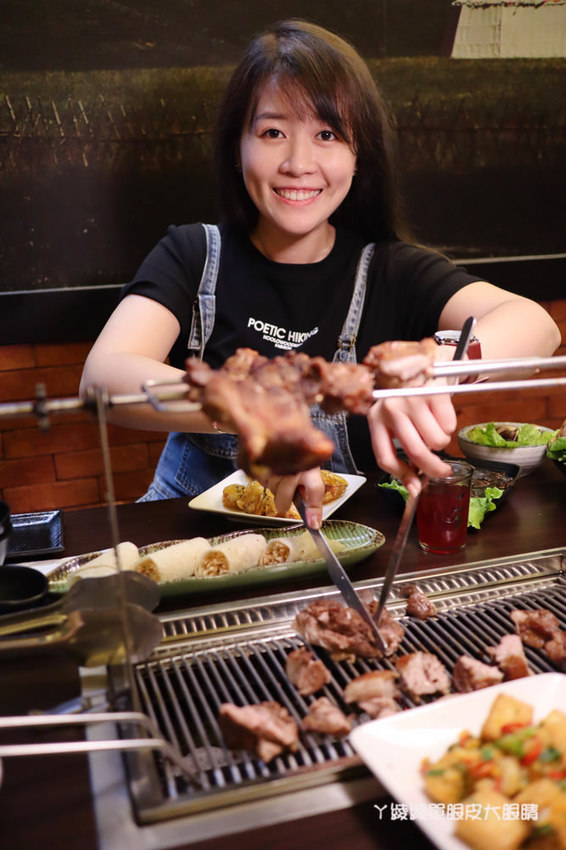 台北松江南京美食推薦碳花台北!霸氣烤羊腿和羊奶酒、酸菜白肉鍋、熱炒串烤,蒙古傳統帽飾任你拍