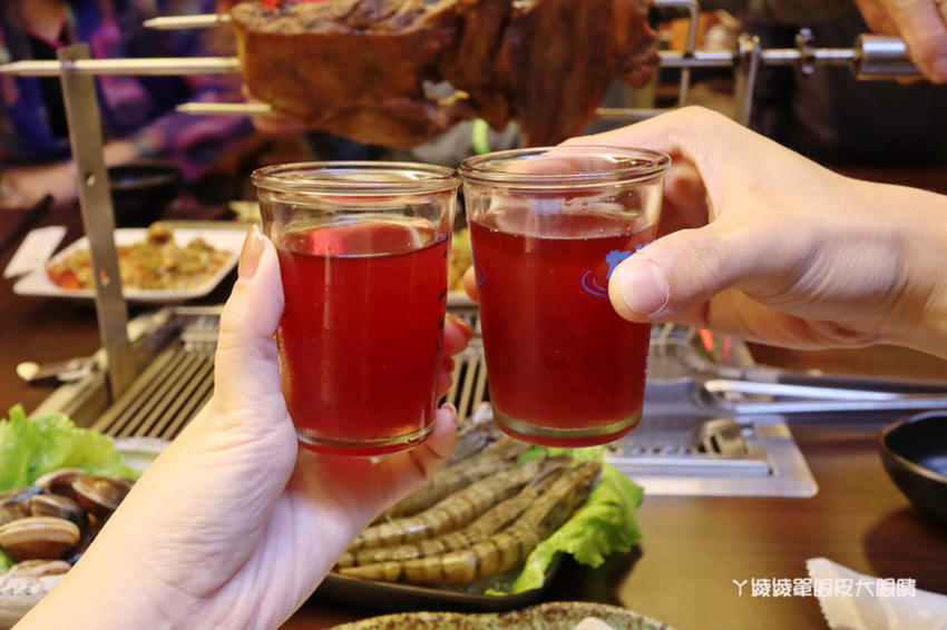 台北松江南京美食推薦碳花台北!霸氣烤羊腿和羊奶酒、酸菜白肉鍋、熱炒串烤,蒙古傳統帽飾任你拍
