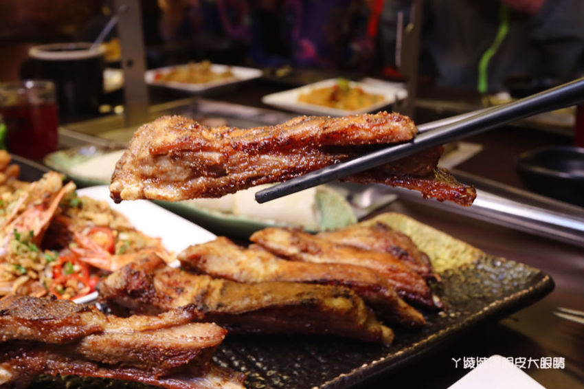 台北松江南京美食推薦碳花台北!霸氣烤羊腿和羊奶酒、酸菜白肉鍋、熱炒串烤,蒙古傳統帽飾任你拍