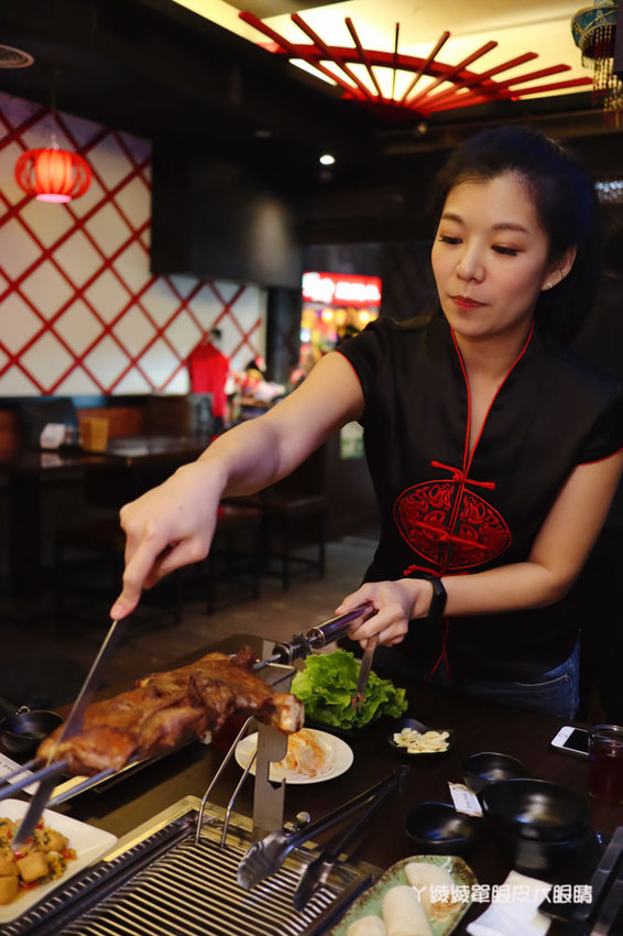台北松江南京美食推薦碳花台北!霸氣烤羊腿和羊奶酒、酸菜白肉鍋、熱炒串烤,蒙古傳統帽飾任你拍