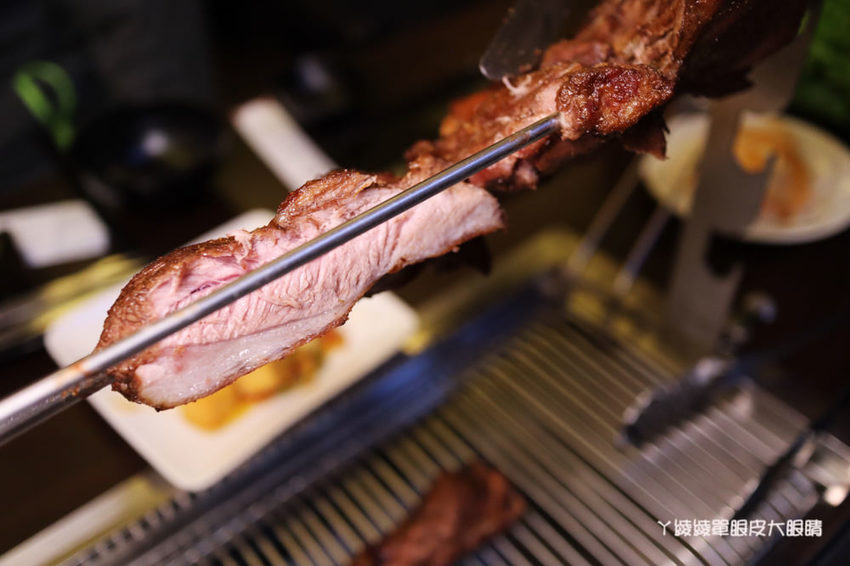 台北松江南京美食推薦碳花台北！霸氣烤羊腿和羊奶酒、酸菜白肉鍋、熱炒串烤，蒙古傳統帽飾任你拍