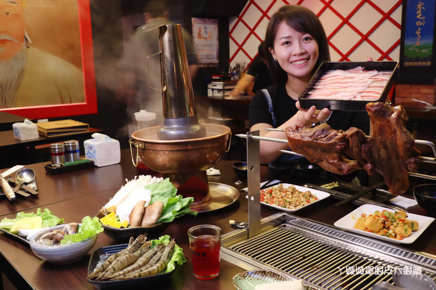 台北松江南京美食推薦碳花台北！霸氣烤羊腿和羊奶酒、酸菜白肉鍋、熱炒串烤，蒙古傳統帽飾任你拍