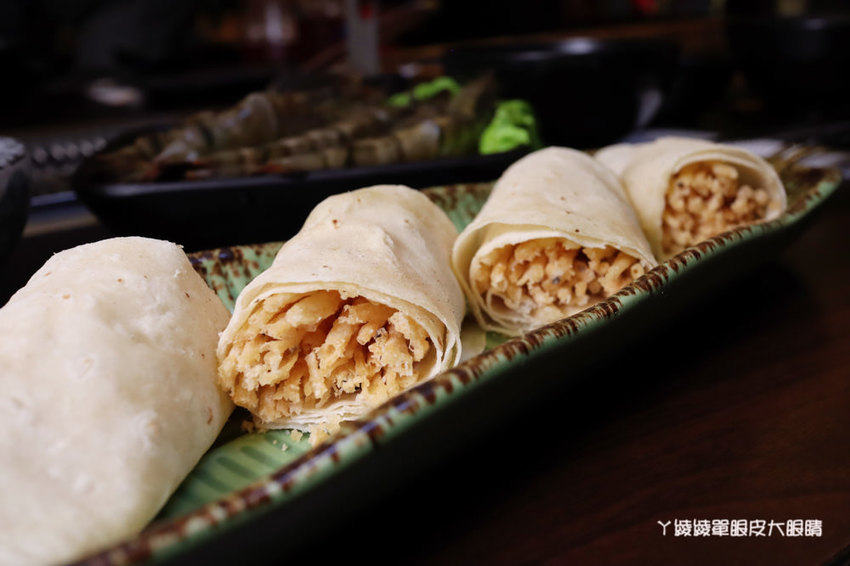 台北松江南京美食推薦碳花台北!霸氣烤羊腿和羊奶酒、酸菜白肉鍋、熱炒串烤,蒙古傳統帽飾任你拍