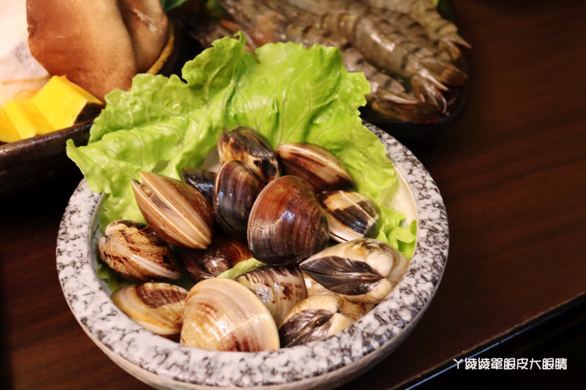 台北松江南京美食推薦碳花台北！霸氣烤羊腿和羊奶酒、酸菜白肉鍋、熱炒串烤，蒙古傳統帽飾任你拍