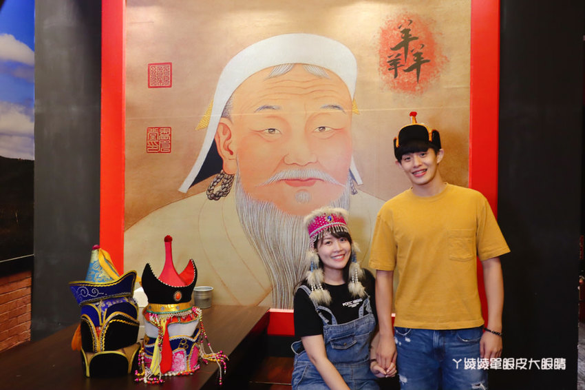 台北松江南京美食推薦碳花台北!霸氣烤羊腿和羊奶酒、酸菜白肉鍋、熱炒串烤,蒙古傳統帽飾任你拍
