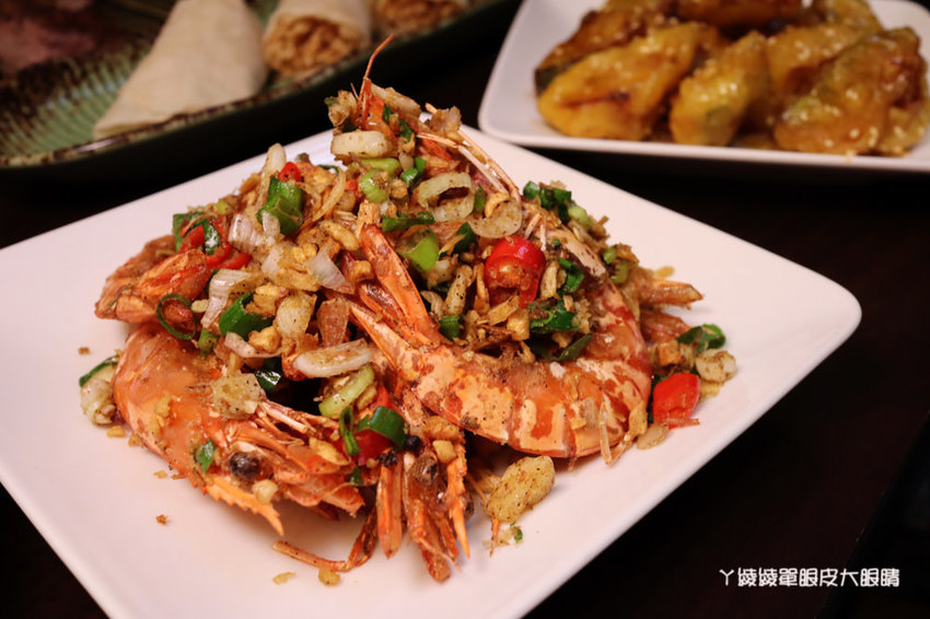 台北松江南京美食推薦碳花台北!霸氣烤羊腿和羊奶酒、酸菜白肉鍋、熱炒串烤,蒙古傳統帽飾任你拍