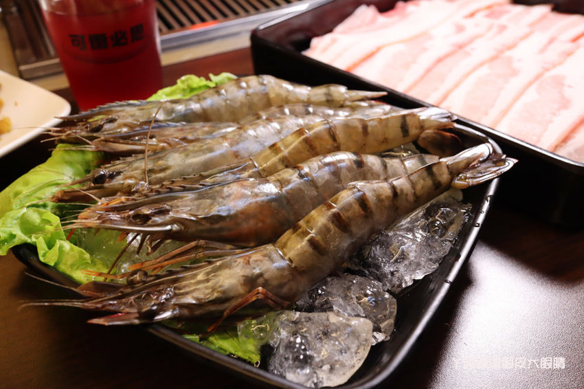 台北松江南京美食推薦碳花台北!霸氣烤羊腿和羊奶酒、酸菜白肉鍋、熱炒串烤,蒙古傳統帽飾任你拍