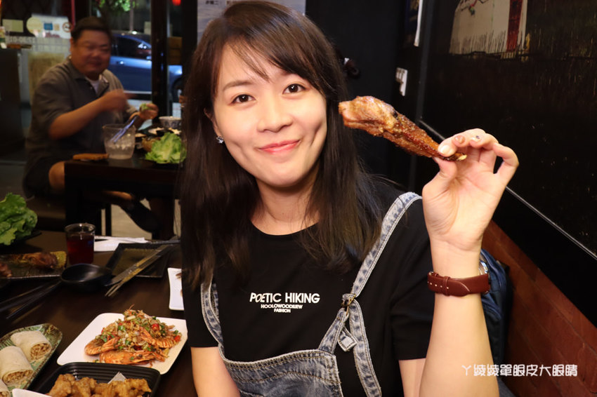台北松江南京美食推薦碳花台北!霸氣烤羊腿和羊奶酒、酸菜白肉鍋、熱炒串烤,蒙古傳統帽飾任你拍