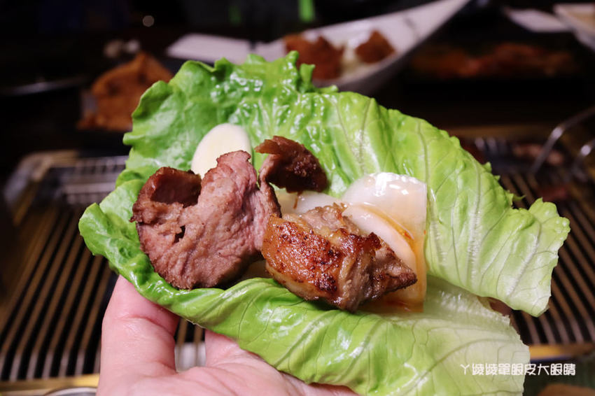 台北松江南京美食推薦碳花台北！霸氣烤羊腿和羊奶酒、酸菜白肉鍋、熱炒串烤，蒙古傳統帽飾任你拍