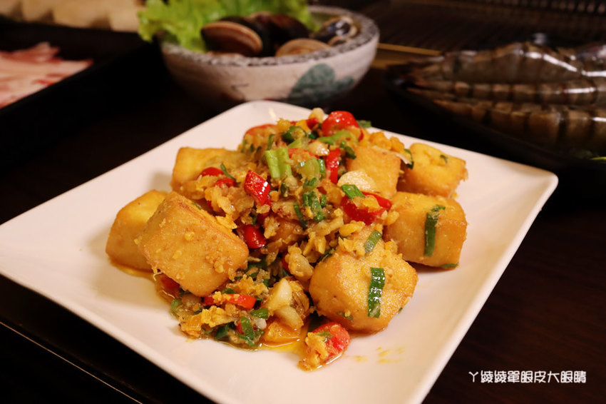 台北松江南京美食推薦碳花台北!霸氣烤羊腿和羊奶酒、酸菜白肉鍋、熱炒串烤,蒙古傳統帽飾任你拍