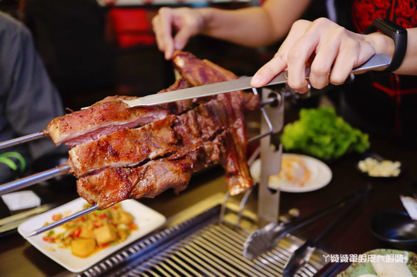 台北松江南京美食推薦碳花台北!霸氣烤羊腿和羊奶酒、酸菜白肉鍋、熱炒串烤,蒙古傳統帽飾任你拍