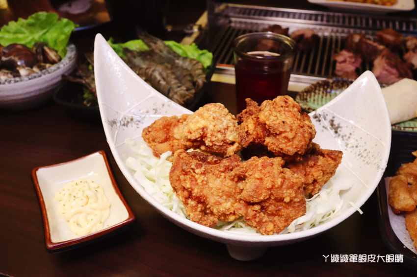 台北松江南京美食推薦碳花台北!霸氣烤羊腿和羊奶酒、酸菜白肉鍋、熱炒串烤,蒙古傳統帽飾任你拍