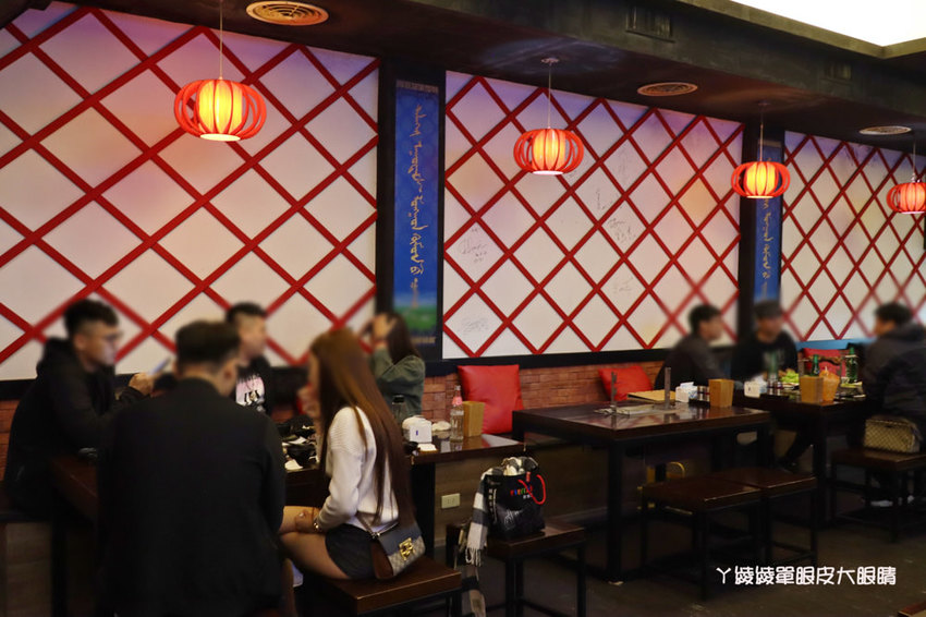 台北松江南京美食推薦碳花台北!霸氣烤羊腿和羊奶酒、酸菜白肉鍋、熱炒串烤,蒙古傳統帽飾任你拍