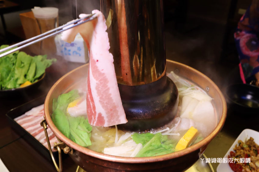 台北松江南京美食推薦碳花台北!霸氣烤羊腿和羊奶酒、酸菜白肉鍋、熱炒串烤,蒙古傳統帽飾任你拍