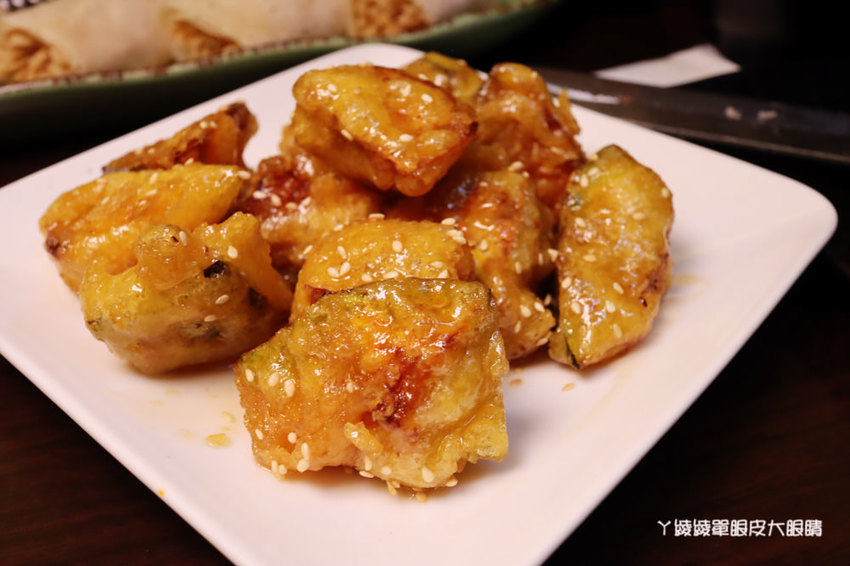 台北松江南京美食推薦碳花台北!霸氣烤羊腿和羊奶酒、酸菜白肉鍋、熱炒串烤,蒙古傳統帽飾任你拍