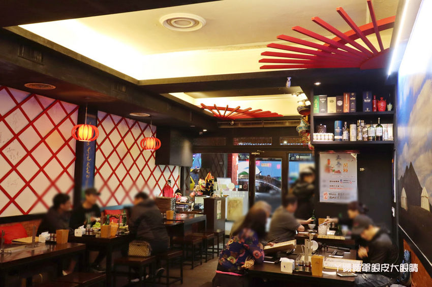 台北松江南京美食推薦碳花台北！霸氣烤羊腿和羊奶酒、酸菜白肉鍋、熱炒串烤，蒙古傳統帽飾任你拍