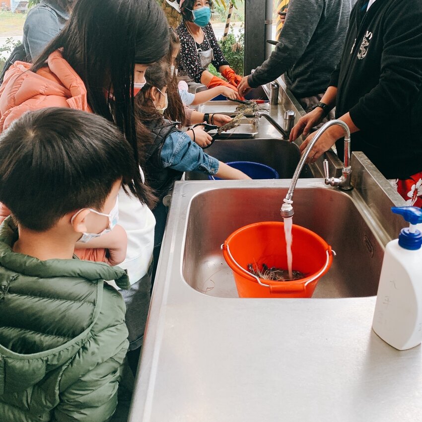 蘭楊蟹莊 蘭楊船菜｜宜蘭頭城｜親子釣蝦首選   整池滿滿讓小孩一釣上手