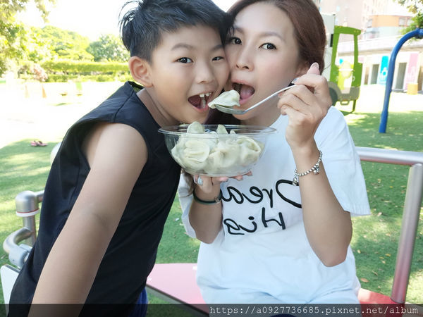 大漢手工水餃 100%純手工水餃
皮薄內餡飽滿,鮮美又多汁、新鮮食材無添加,吃了好健康、 家中必備美食 一口咬下 滿嘴好滋味 爆汁水餃