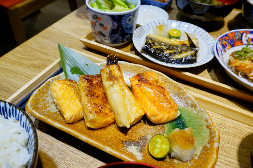 美食|桃園中壢 坐著做。員工食堂 新開幕餐廳! CP值超高之美味日式定食推薦~