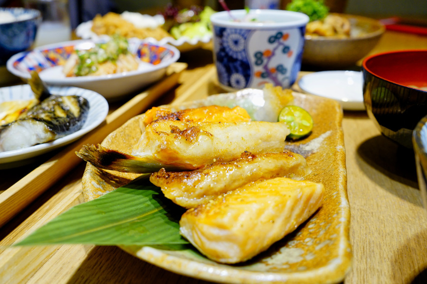 美食|桃園中壢 坐著做。員工食堂 新開幕餐廳! CP值超高之美味日式定食推薦~